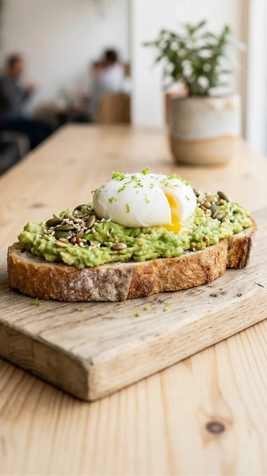 Tostada de aguacate y huevo poché